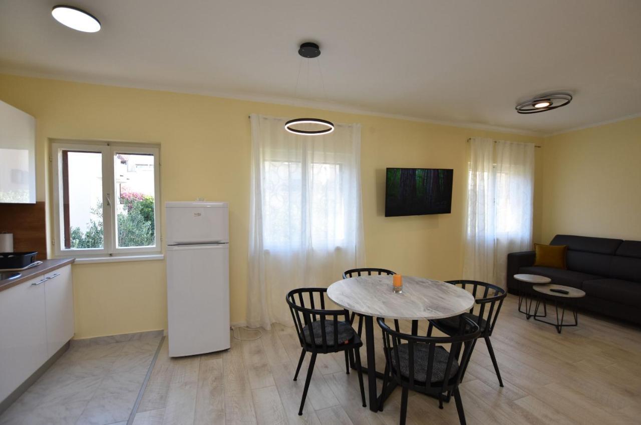 Apartment Ruzica Примоштен Екстер'єр фото